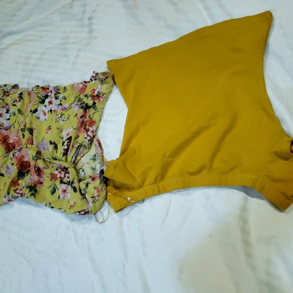 Two gorgeous feminine, yet sexy Women's shirts! - Picture 5 of 8